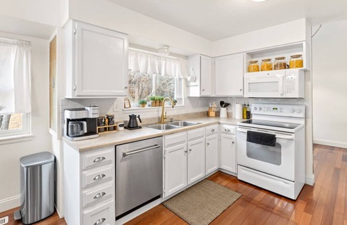 Rockrimmon House | Cozy Retreat w/Fireplace, Big Yard & Kitchen - 10 min to GotG and USAF!