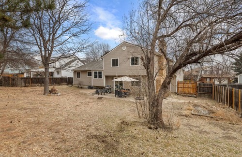 Rockrimmon House | Cozy Retreat w/Fireplace, Big Yard & Kitchen - 10 min to GotG and USAF!