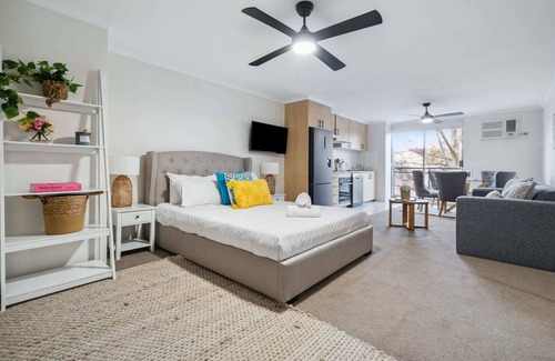 Crows Nest Apartment | Cozy Retreat with Balcony in Crows Nest