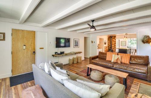 Strawberry House | Cozy Retreat with Deck about 2 Mi to Pinecrest Lake!