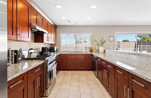 River Mountain House | Cozy Retreat with NEW Pickleball Court + Pool/Games and More!