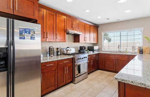River Mountain House | Cozy Retreat with NEW Pickleball Court + Pool/Games and More!