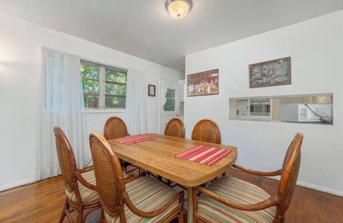 Mary Esther House | Cozy retro style house 4-bedroom can sleep 11 people Mary Esther with AC, WiFi