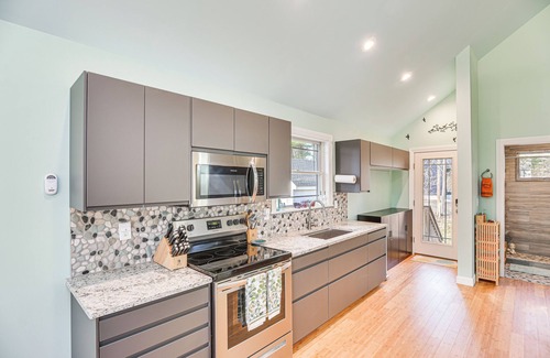 North Kingstown Cottage | Cozy Rhode Island Retreat w/Yard, Near Beaches!