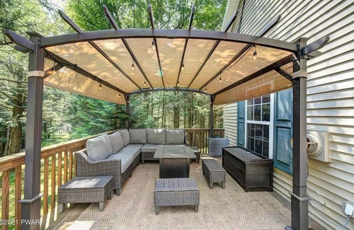 Greentown House | Cozy River Chalet