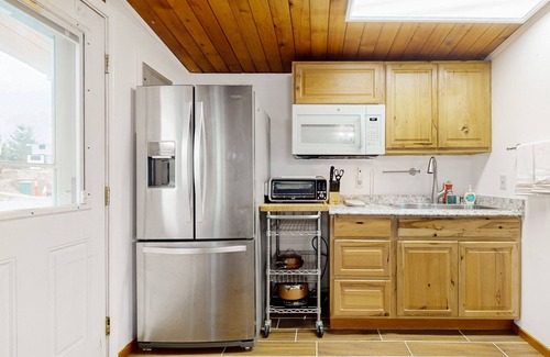 Mount Vernon Apartment | Cozy riverside cabin with kitchenette & laundry facilities - dog-friendly