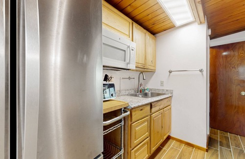 Mount Vernon Apartment | Cozy riverside cabin with kitchenette & laundry facilities - dog-friendly