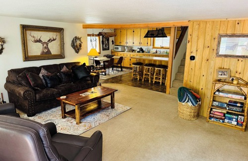 Drake House | Cozy RIverside Cabin in Drake- 2 miles to Estes Park!