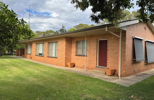 Nagambie House | Cozy Riverside Property with River Access & Boat Ramp and Dock