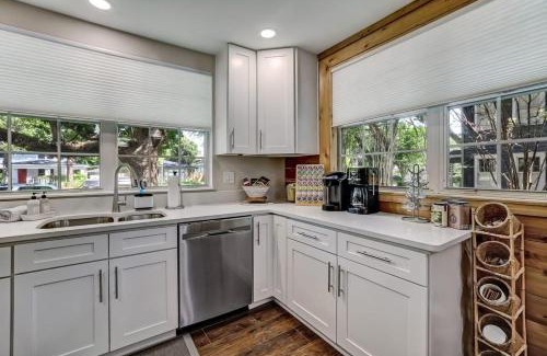 Riverside House | Cozy Riverside Villa - Walkable to Bars & Restaurants