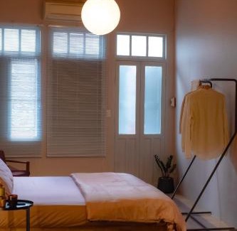 Talat Noi Bed & Breakfast | Cozy Room at The Coffee Store Charoenkrung