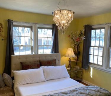 Airport Township House | Cozy room near Airport & Highway