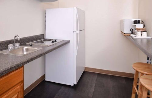 Atlantic Hotel | Cozy Room w/BBQ Grill and Grab-and-Go Breakfast Near East Nishnabotna River