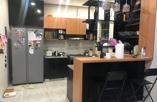 Mandaluyong Apartment | Cozy Room with Study Space, Bath Tub, TV NETFLIX and WIFI