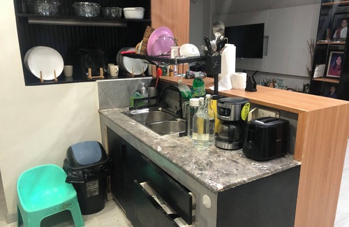 Mandaluyong Apartment | Cozy Room with Study Space, Bath Tub, TV NETFLIX and WIFI
