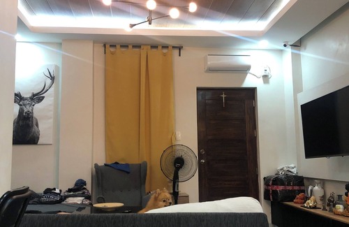 Mandaluyong Apartment | Cozy Room with Study Space, Bath Tub, TV NETFLIX and WIFI
