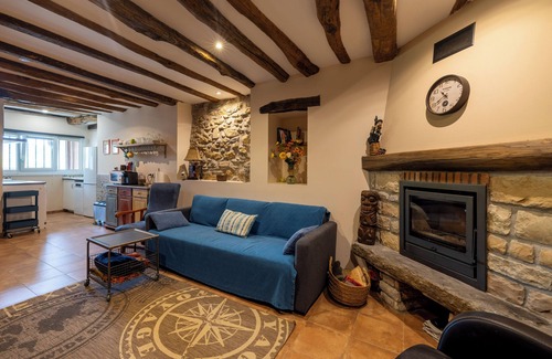 Aia House | COZY RURAL APARTMENT WITH FIREPLACE