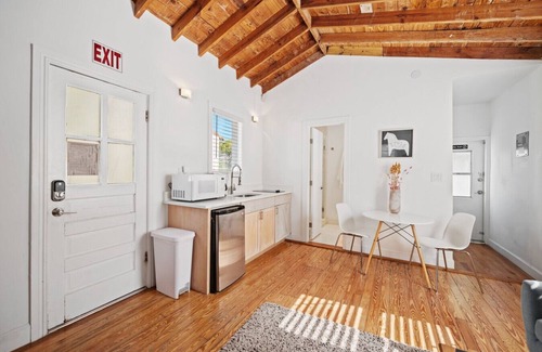 Douglas Apartment | Cozy Rustic Getaway in Coral Gables