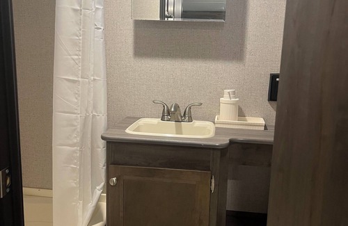 Brockton House | Cozy RVnB with 1 bedroom and WiFi, AC in Southshore