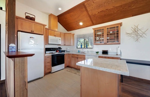 Manchester House | Cozy Sea View Cabin - Ocean Views - Hot Tub