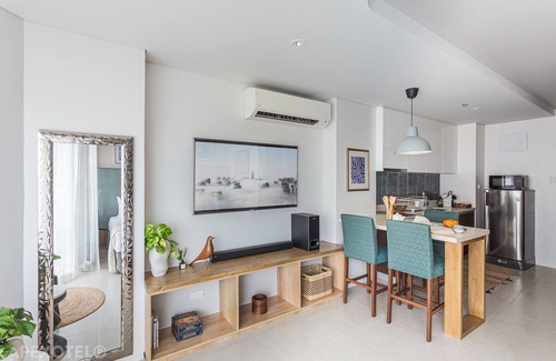 Mandaue Apartment | Cozy Seaside Studio with Balcony Scenic Ocean View