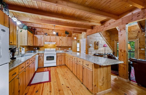 West Jefferson House | Cozy Secluded Family Retreat, Pet Friendly, Fast Wifi 15 Mins to Downtown WJ