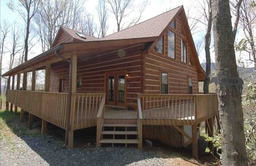 West Jefferson House | Cozy Secluded Family Retreat, Pet Friendly, Fast Wifi 15 Mins to Downtown WJ