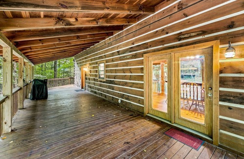 West Jefferson House | Cozy Secluded Family Retreat, Pet Friendly, Fast Wifi 15 Mins to Downtown WJ