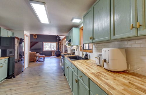 Show Low Cottage | Cozy Show Low Cottage w/Wood-Burning Stove