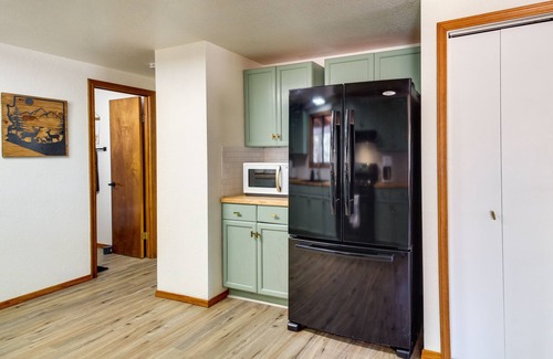 Show Low Cottage | Cozy Show Low Cottage w/Wood-Burning Stove