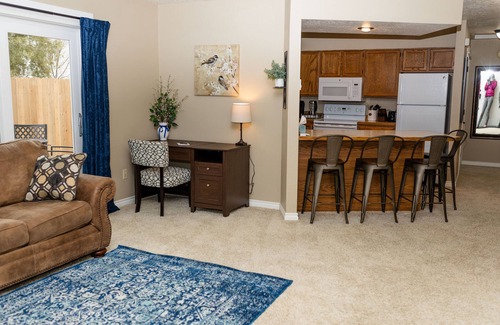 Helena Condo | Cozy single level