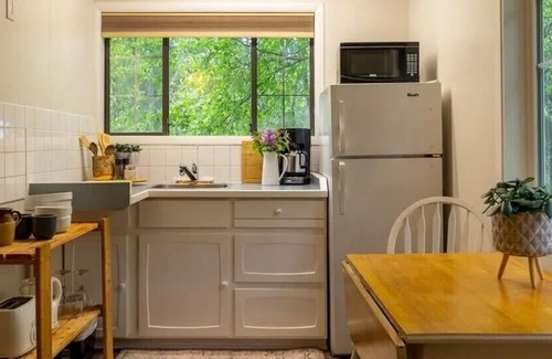 Christina Lake Hotel | Cozy Single Room at Christina Lake- Kitchenette, Queen Bed, Close to Beaches!