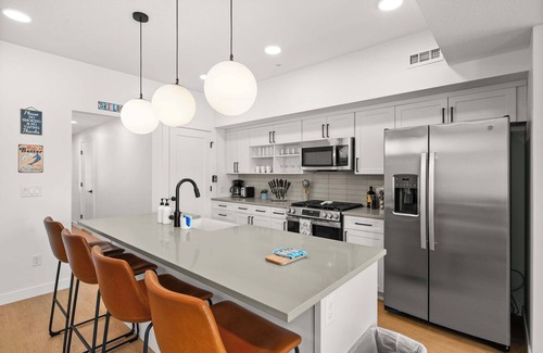 People's Freeway House | Cozy Ski Lodge 2BR 2BA Rooftop Garage