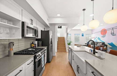 People's Freeway House | Cozy Ski Lodge 2BR 2BA Rooftop Garage