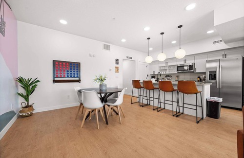 People's Freeway House | Cozy Ski Lodge 2BR 2BA Rooftop Garage