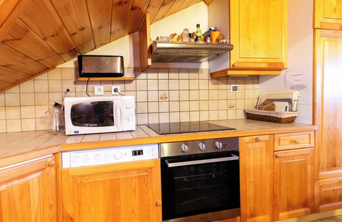 Verchaix Apartment | Cozy Ski loft next to gondola and town. easy access to ski &hiking. sleeps10.