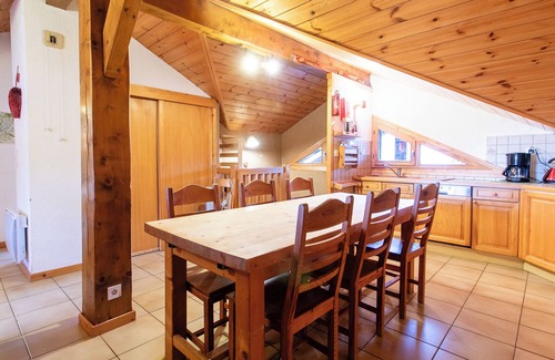 Verchaix Apartment | Cozy Ski loft next to gondola and town. easy access to ski &hiking. sleeps10.