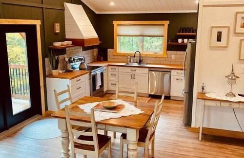 East Kootenay Ski Chalet | Cozy Ski Retreat with Moutain View/Ski In Property/Hot tub/5 mins to the Lifts