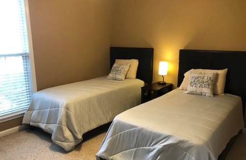 Warner Robins House | Cozy Southern "Ranch-Style" Townhome - Fully furnished with attached garage.