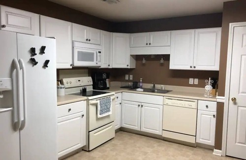 Warner Robins House | Cozy Southern "Ranch-Style" Townhome - Fully furnished with attached garage.