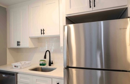 West New Haven House | Cozy Spacious Apt/Luxury/Yale/Parking/Free Wine