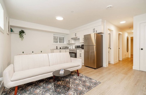 Willoughby House | Cozy & Spacious 2BR Guest Suite, Near Vancouver