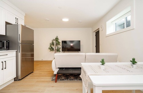 Willoughby House | Cozy & Spacious 2BR Guest Suite, Near Vancouver