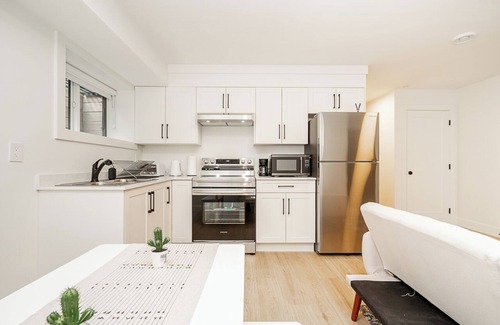 Willoughby House | Cozy & Spacious 2BR Guest Suite, Near Vancouver