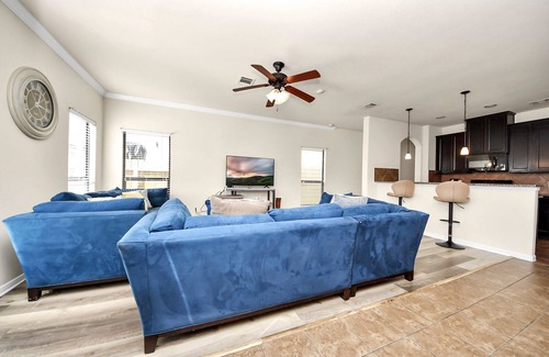 Barker House | Cozy & Spacious Getaway with King bed and Backyard