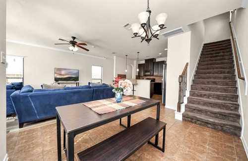 Barker House | Cozy & Spacious Getaway with King bed and Backyard