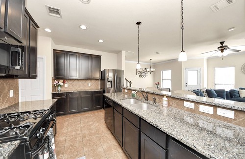 Barker House | Cozy & Spacious Getaway with King bed and Backyard