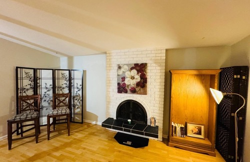 Surrey House | Cozy Spacious Private Room with Private half Washroom