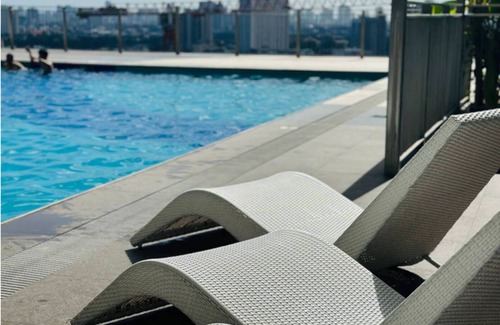 South Triangle Condo | Cozy Staycation With Netflix, Pool, Ps4, Board Games