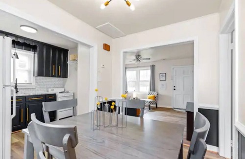 Montrose House | Cozy Stays Cottage *Close to NASCAR & Hot Spots*